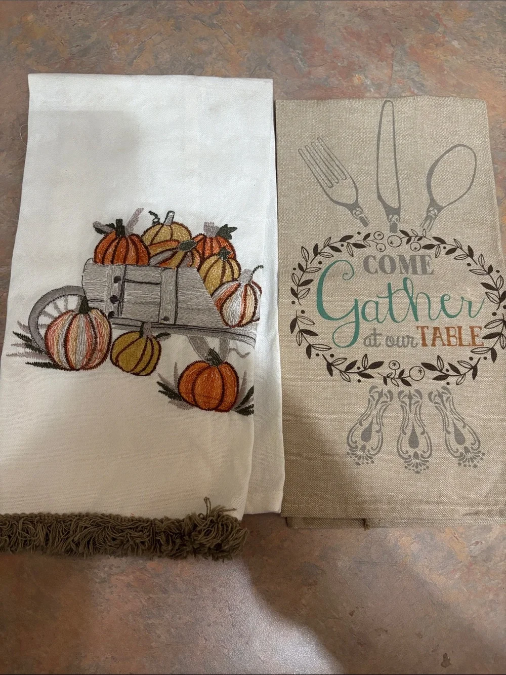 4 thanksgiving designed dish towels. 2 thanksgiving designed signage.